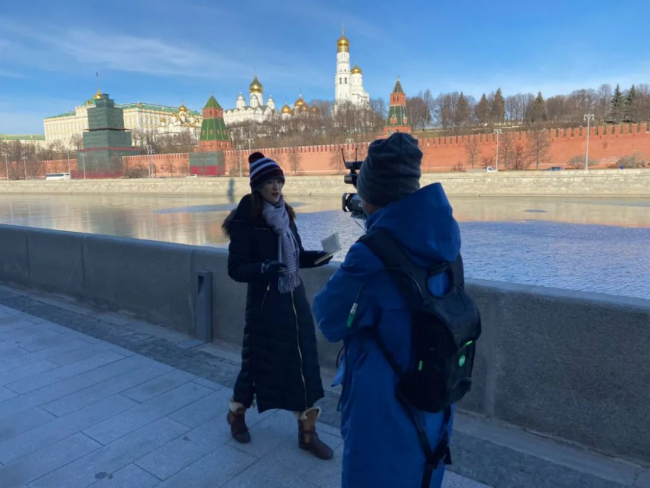 记者刘嘉欣采用TVU One在俄罗斯莫斯科展开新闻报道