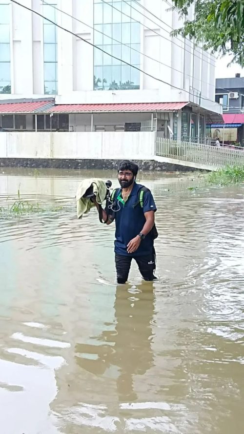 Asianet News的摄像师背着TVU One直播背包在洪水淹没区域展开直播报道