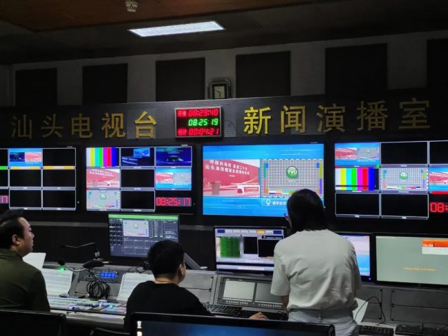 △ 在汕头电视台新闻演播室中心,多部TVU One信号接收中