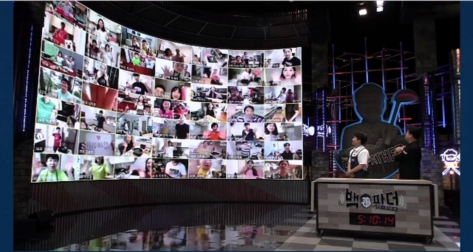 最终播出效果,全球多点直播画面汇集到演播室的虚拟大屏上