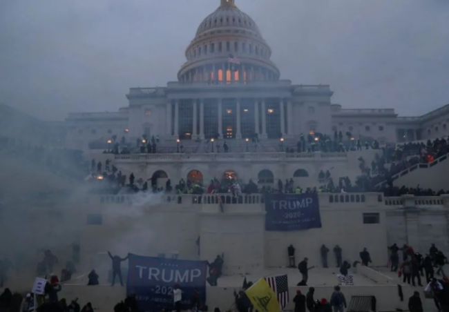 这两天最吸睛的新闻,莫过于美国当地时间1月6日发生的“攻占国会”事件。
