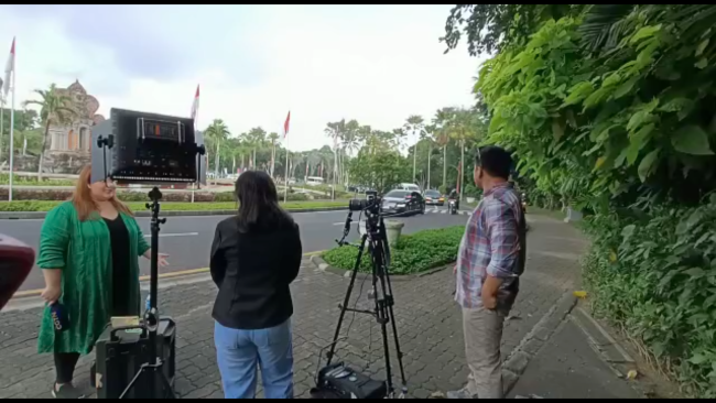 CGTN的记者摄像采用TVU One直播背包进行外场报道