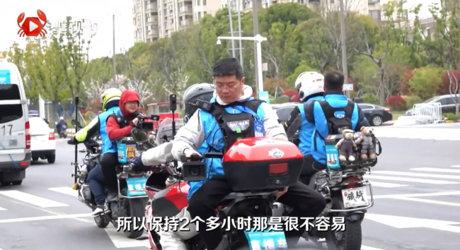 多套TVU One直播背包回傳摩托車跟拍信號。