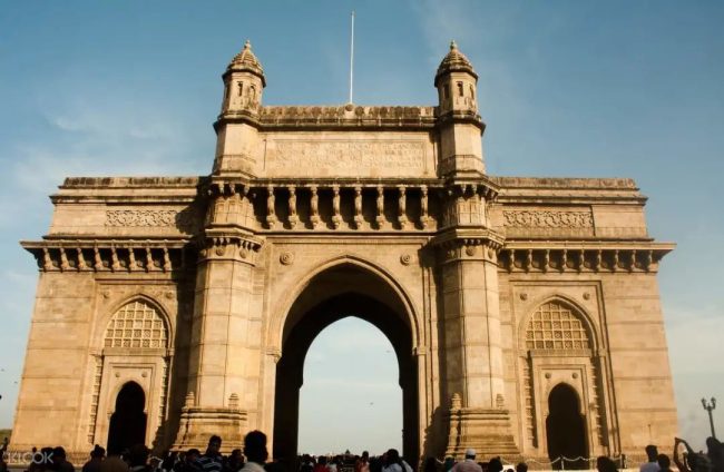 位于孟买湾的孟买印度门是印度的标志性建筑，1911年为了迎接英国君主乔治五世和玛丽女王而建造。