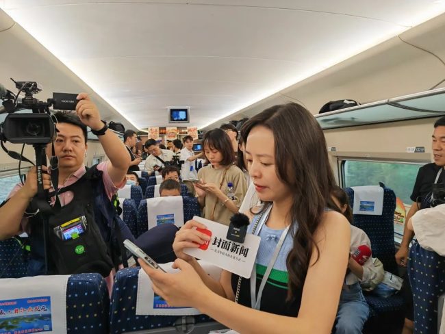 在运行中的高铁车厢内,TVU One正在采集直播画面