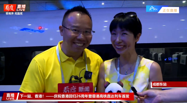 来自成都台的记者在成都东站站台上的采访画面