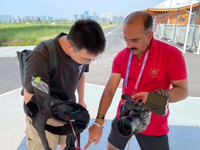TVU支持人员协助SONY印度的媒体记者调试设备