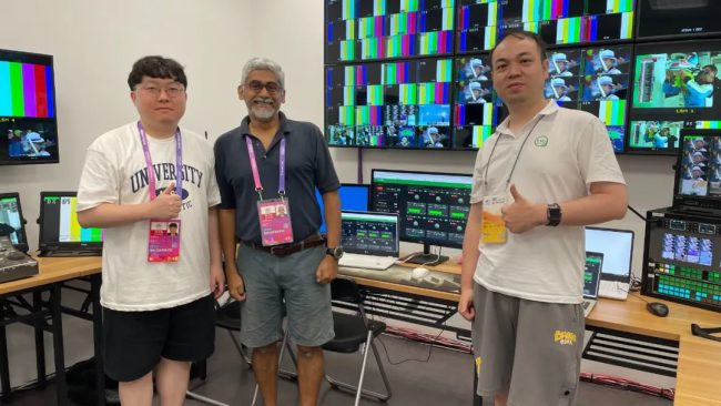 TVU支持人员与多个媒体客户正在IBC内的临时演播室查看来自TVU One的回传信号
