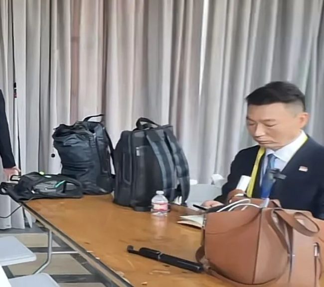 总台央视著名主持人在会晤地媒体工作间内准备中,TVU One在一旁待命。