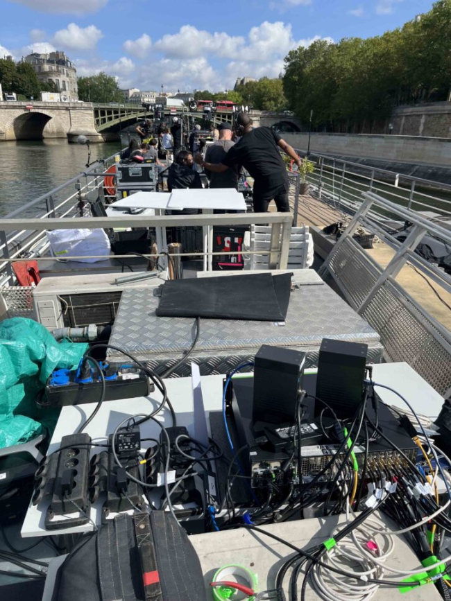 法国电视于一年前的筹备工作期间，在塞纳河畔的游船上采用TVU One进行信号回传。