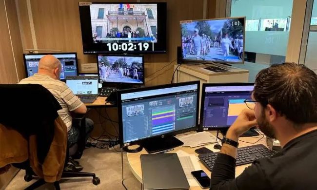 法国电视总部 France.tv Paris 2024 频道主控室内部,图中下方两个屏幕显示的是TVU Channel云播出操作界面