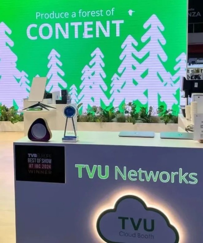 IBC创新奖(左奖杯)、IABM奖(右奖杯)以及 TVB Europe 最佳展示奖(左下标识)